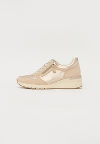 Sneakers in beige con un mix di texture lisce e scamosciate. Presentano una cerniera laterale, una parte anteriore con lacci e una suola a zeppa per un'altezza aggiuntiva.