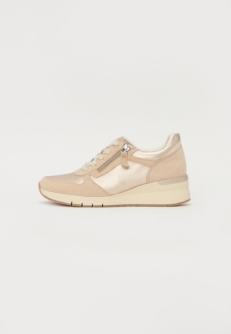 Sneakers in beige con un mix di texture lisce e scamosciate. Presentano una cerniera laterale, una parte anteriore con lacci e una suola a zeppa per un'altezza aggiuntiva.