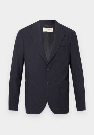 Ανδρικό κομψό σακάκι σε σκούρο μπλε ναυτικό χρώμα με μυτερές πέτο, δύο εμπρόσθιες τσέπες με πάτο, τσέπη στο στήθος με ραφή και κλείσιμο με δύο κουμπιά.