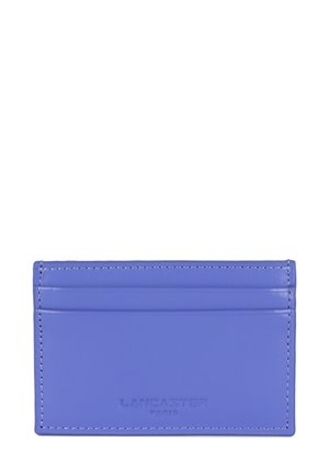 Paarse leren kaarthouder met vier kaartsleuven, geeldruklogo en contrasterende stiksels voor duurzaamheid en stijl.