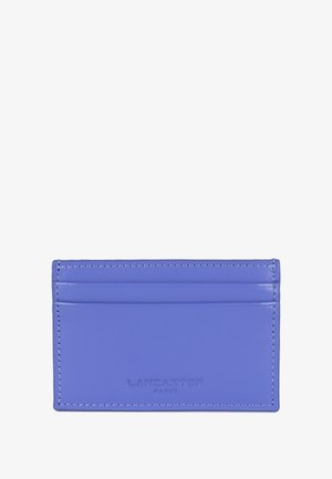 Paarse leren kaarthouder met vier kaartsleuven, geeldruklogo en contrasterende stiksels voor duurzaamheid en stijl.