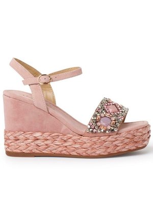 Roze suède sleehak sandalen met een gevlochten jute platform. De band heeft een decoratieve cluster van meerkleurige juwelen.