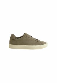 Baskets pour hommes en suède olive green atténué, avec une conception basse, des lacets plats et une semelle en caoutchouc beige à texture minimale.