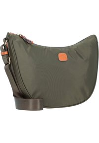 Borsa a spalla in nylon verde scuro con forma curva, dettagli in pelle marrone e tracolla regolabile. Presenta una patch con il logo sul davanti.