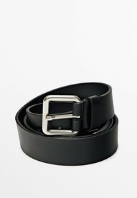 Cintura in pelle nera con una fibbia rettangolare argentata. Texture liscia, forma circolare, con molti fori di regolazione per la misura.