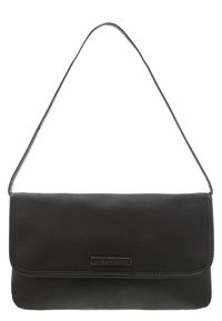 Černá kabelka s texturovaným vrchním dílem a hladkým spodním dílem. Má plochý design, dlouhý popruh na rameno a značkovou etiketu na přední straně.