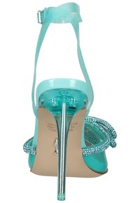 Tyrkysové strappy sandály na vysokém podpatku s průhlednými plastovými pásky, zdobené kamínky. Vyznačují se štíhlým kovovým jehlovým podpatkem.
