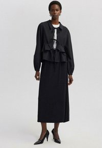 Touché Privé RUFFLE DETAILED CREPE CROP - Kerge jope - black