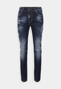 Tmavě modré džíny s úzkým střihem, které mají vybledlé, distressed detaily a švy jako akcenty. Klasický design s pěti kapsami.