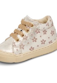 Sneaker per bambini in oro metallico con design floreale in rosa chiaro. Presenta una suola in gomma beige e una chiusura con lacci abbinata con occhielli rotondi.