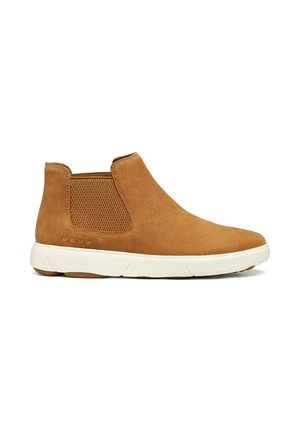 Stivaletto marrone in camoscio con pannello laterale elastico e suola in gomma bianca, mostrato dal lato esterno su sfondo bianco.