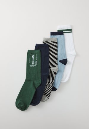 Set von fünf Socken in verschiedenen Farben: grün, marineblau, Zebra-Muster, hellblau und weiß mit grünen Streifen. Baumwollmischung, Knöchellänge.