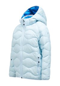 Giacca imbottita azzurro chiaro con un motivo ondulato, chiusura frontale con zip e cappuccio. Presenta due tasche laterali con zip e una fodera blu a contrasto.