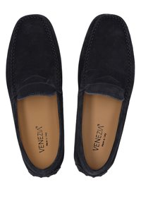 Mørkeblå ruskind loafers med stikninger, en rund tå og et glat læderinteriør med branding på indersålen.