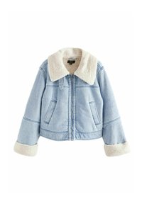Giacca di jeans azzurro chiaro con collo e polsini in pelliccia sintetica color crema, dotata di due tasche frontali e chiusura con zip.