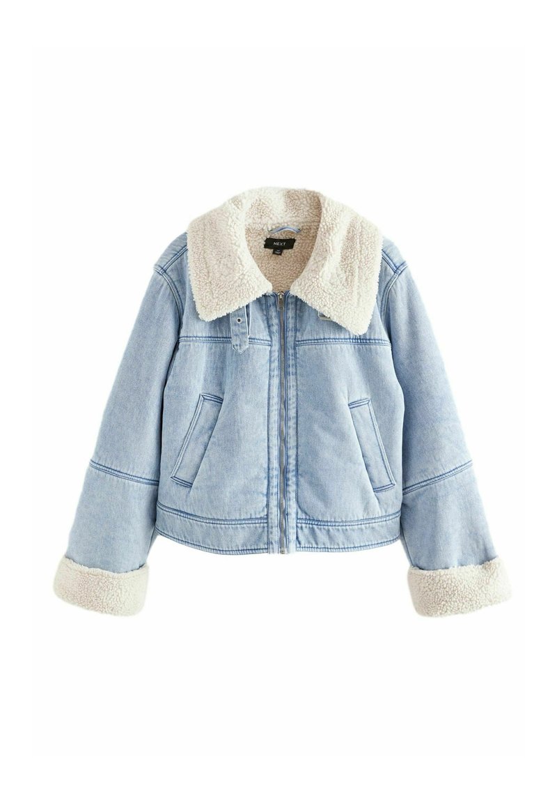 Giacca di jeans azzurro chiaro con collo e polsini in pelliccia sintetica color crema, dotata di due tasche frontali e chiusura con zip.