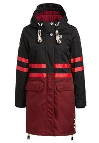 Waterdichte jas met een zwarte bovenkant met rode strepen, maroon onderkant, capuchon met trekkoorden, twee voorkauwen en logodetail.