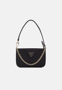 Sac à main noir au design structuré, avec une texture lisse et un accent de chaîne dorée. Il présente un logo de marque triangulaire à l'avant.