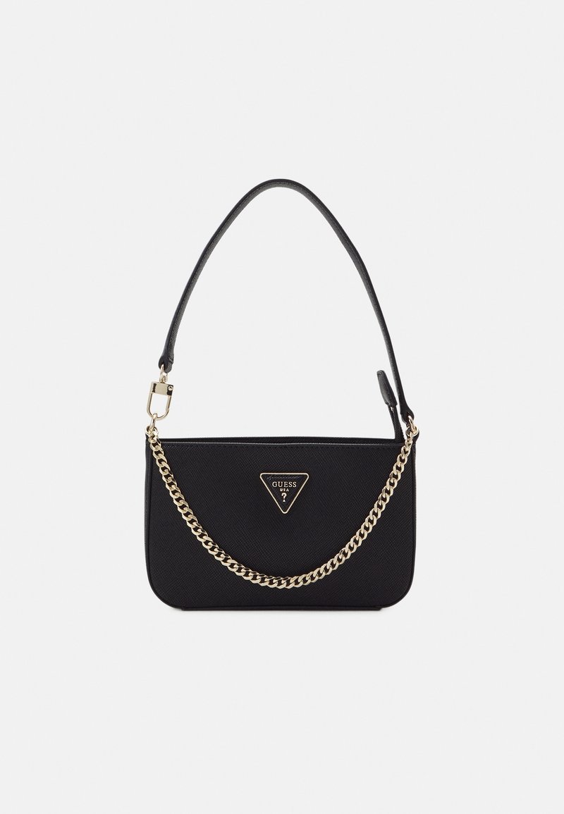 Sac à main noir au design structuré, avec une texture lisse et un accent de chaîne dorée. Il présente un logo de marque triangulaire à l'avant.