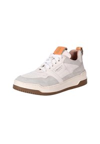 Sneaker bianca e grigia con materiali misti, tra cui pelle e camoscio. Caratterizzata da un accento marrone sul tallone e una suola in gomma testurizzata.
