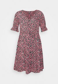 Květinové šaty černé barvy s růžovými a zelenými vzory, s krátkými rukávy, výstřihem do V a přiléhavým pasem, splývající dolů s délkou ke kolenům.