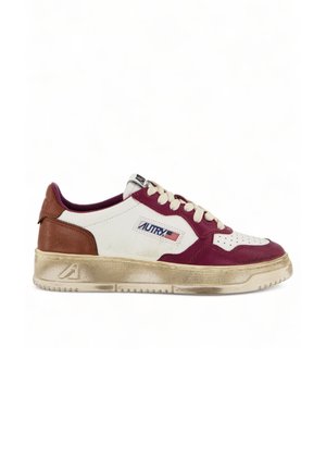 Sneaker basse con pannelli in pelle bianca, bordeaux e marrone, lacci beige e suola beige consumata con logo Autry e bandiera americana.