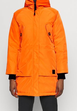 Manteau d'hiver à capuche orange vif avec une fermeture éclair à l'avant, deux poches à rabat inclinées avec boutons et des poignets noirs visibles sous les manches.