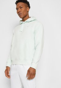 Nike Sportswear SPORTSWEAR CLUB FLEECE - Sweatshirt com capuz - barely green