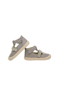 Šedé dětské boty s suchými zipy a výřezovým designem, s béžovou podrážkou a světle texturovanými akcenty.