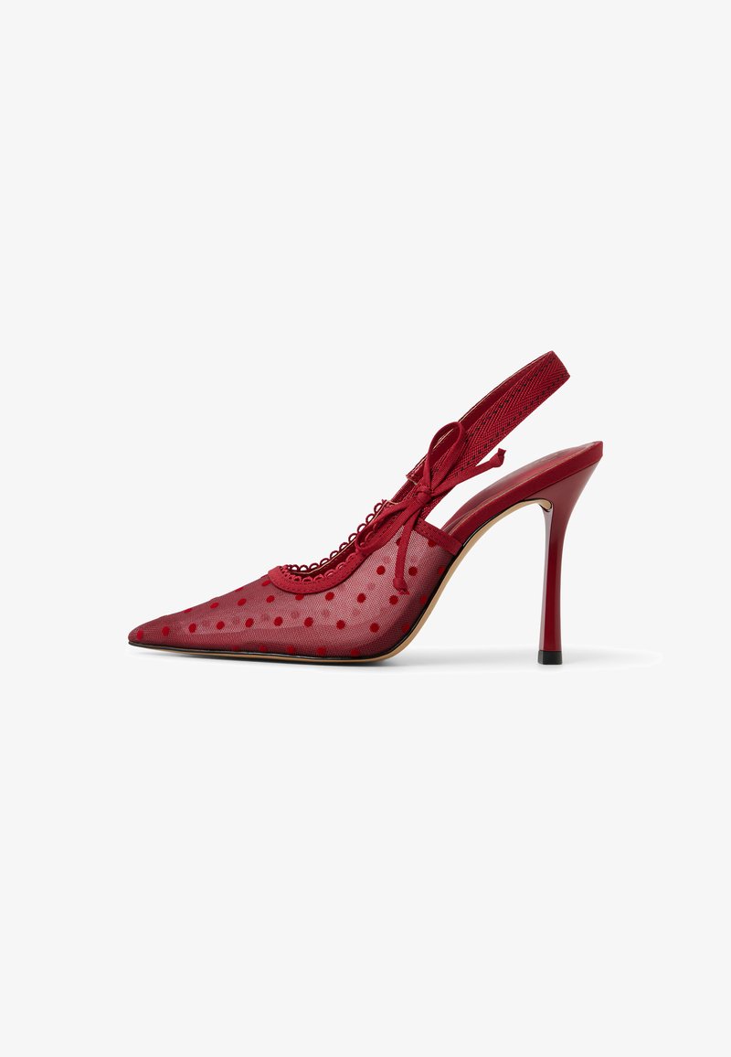Rote Slingback-Pumps mit Obermaterial aus gepunktetem Netz, spitzer Zehenpartie, dekorativem Spitzenbesatz und einem schmalen Absatz mit schwarzer Spitze.