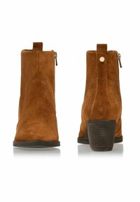 Brązowe zamszowe botki za kostkę na słupku, z bocznym zamkiem błyskawicznym i pętelką z tyłu. Gładka struktura z minimalnymi detalami szycia.