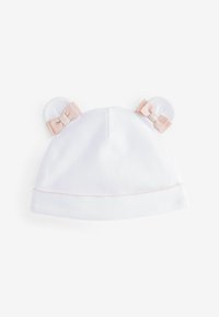 Cappello di cotone bianco con dettagli rosa, caratterizzato da piccole orecchie tonde e fiocchi su ciascun lato. Texture morbida con orlo cucito.