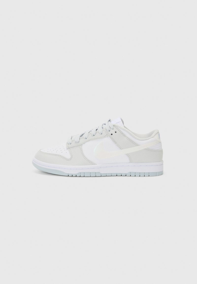Baskets légères grises avec des panneaux en daim et en cuir, bout rond, fermeture à lacets, et une semelle en caoutchouc blanc avec un léger marquage sur le côté.