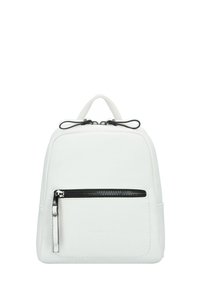 Sac à dos blanc fait d'un matériau texturé, avec une poche avant zippée noire, des bretelles supérieures doubles et un design minimaliste.