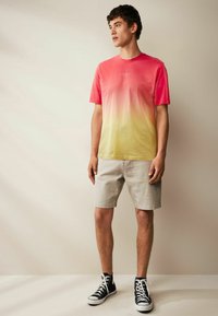 Next DIP DYE REGULAR FIT - Printtipaita - yellow orange