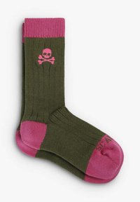 Calcetines verde oliva con acentos rosas en la punta y el puño, con un diseño de calavera y tibias en rosa. Hechos de material de punto suave.