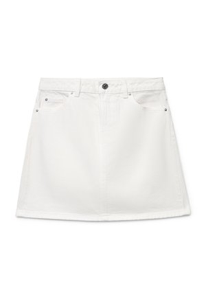 Minigonna in denim bianco con passanti per cintura, bottoni frontali, chiusura con zip e due tasche frontali con rivetti metallici.