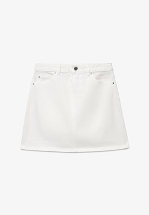Minigonna in denim bianco con passanti per cintura, bottoni frontali, chiusura con zip e due tasche frontali con rivetti metallici.