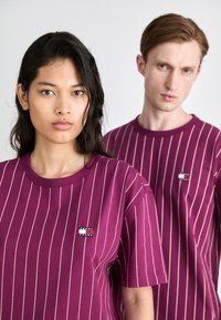 Tommy Jeans VERTICAL STRIPE TEE UNISEX - Print T-shirt - valley grape