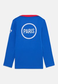 T-shirt à manches longues bleu avec un imprimé rond blanc "PARIS" au dos, agrémenté d'un accent rouge au col. Fabriqué en tissu doux.