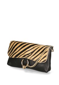 Borsa a mano con una base in pelle nera texturizzata e una parte superiore in pelliccia con un audace motivo a strisce zebra nere e beige. Finiture in oro.