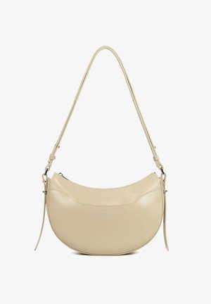 Beige leren schoudertas in de vorm van een halve maan met verstelbare band en zilverkleurige ritssluiting.