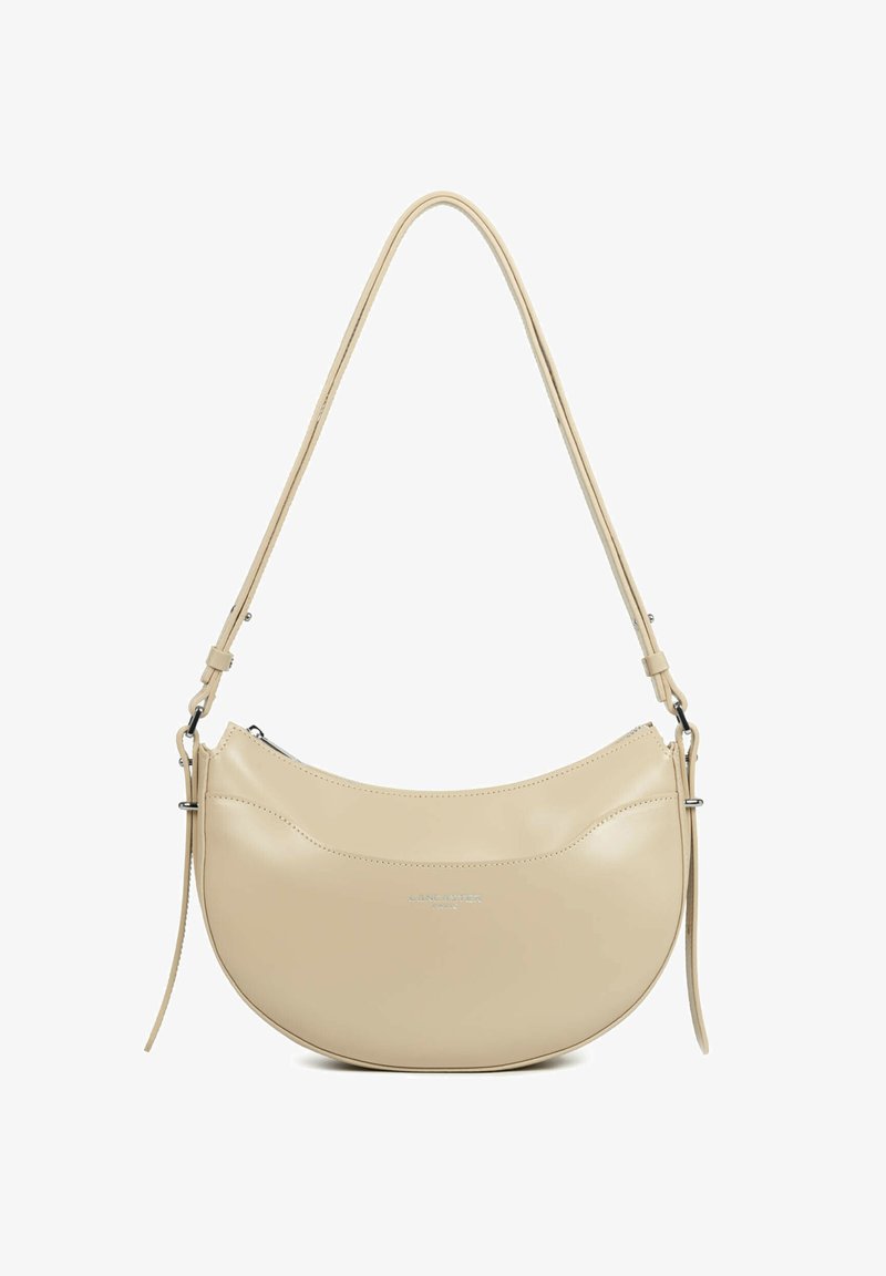 Sac à bandoulière en cuir beige en forme de croissant avec bandoulière ajustable et fermeture éclair argentée.