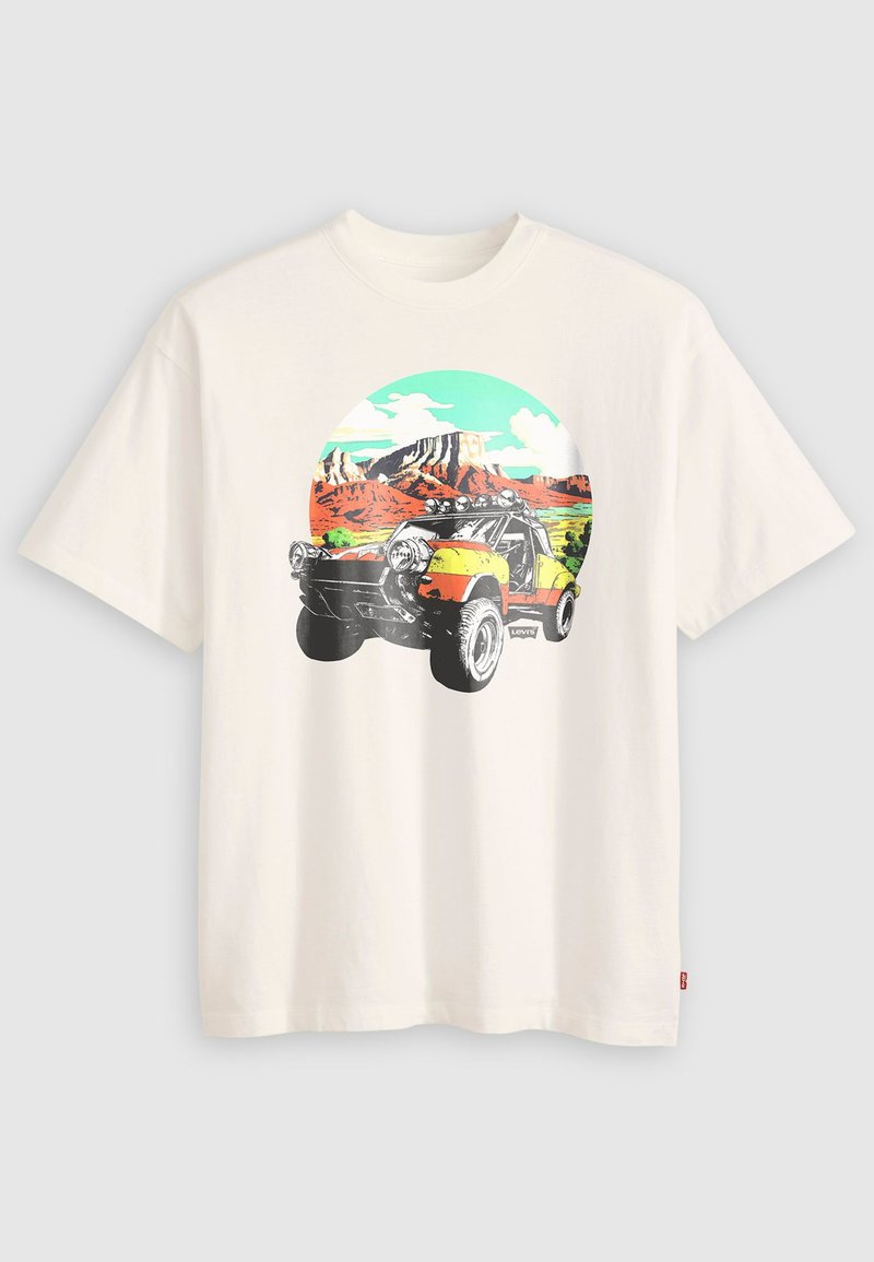 Camiseta blanca con un estampado gráfico de un vehículo todoterreno amarillo y negro frente a un colorido paisaje desértico y un cielo azul.