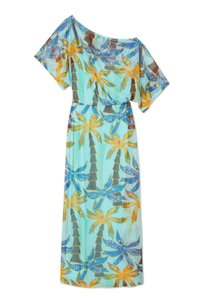 Vestido maxi em tecido leve e transparente. Apresenta um padrão de folhas de palmeira tropical em tons de azul, amarelo e verde; estilo ombro a ombro.