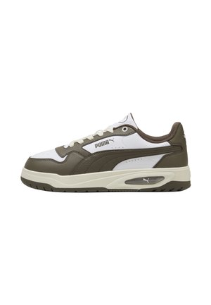Basket basse Puma blanche et vert olive avec un design à lacets, un amorti visible dans la semelle, et le logo Puma sur le côté et la semelle.