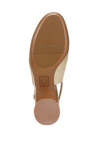 Sole di scarpa in pelle color marrone con motivo texture. Caratterizzata da una punta arrotondata e una parte superiore liscia e lucida di colore metallico con accenti minimali.