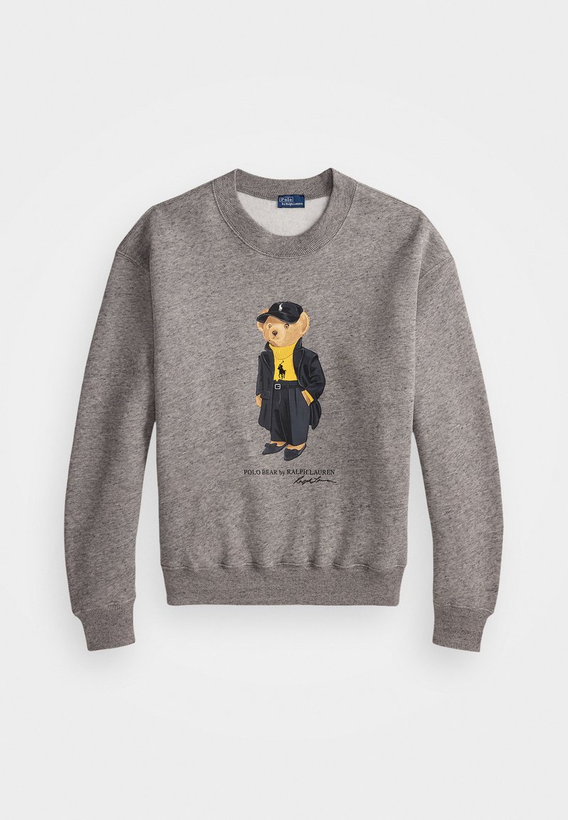 Grå bomulds sweatshirt med et bjørnegraphic, iført en gul turtleneck, sort frakke og hat. Ribbet manchetter og kant fuldender designet.
