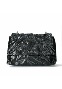 Borsa a tracolla nera in materiale sintetico con una texture screpolata, hardware argentato e chiusura a pattina magnetica, caratterizzata da una forma rettangolare elegante.