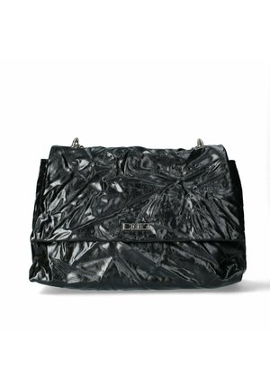 Borsa a tracolla nera in materiale sintetico con una texture screpolata, hardware argentato e chiusura a pattina magnetica, caratterizzata da una forma rettangolare elegante.